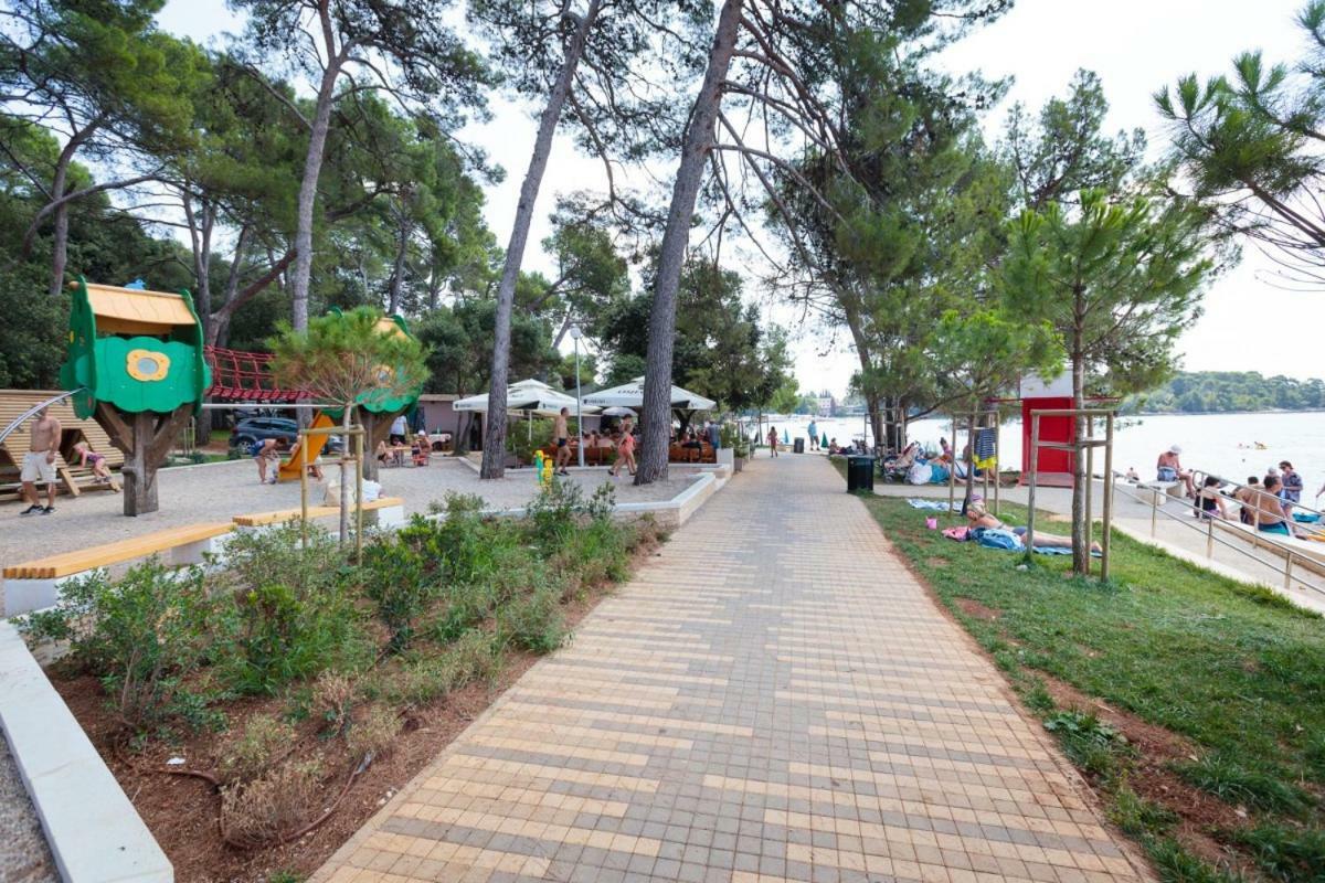 Apartmen Relax 200 M T Beach Apartment Rovinj Exterior photo
