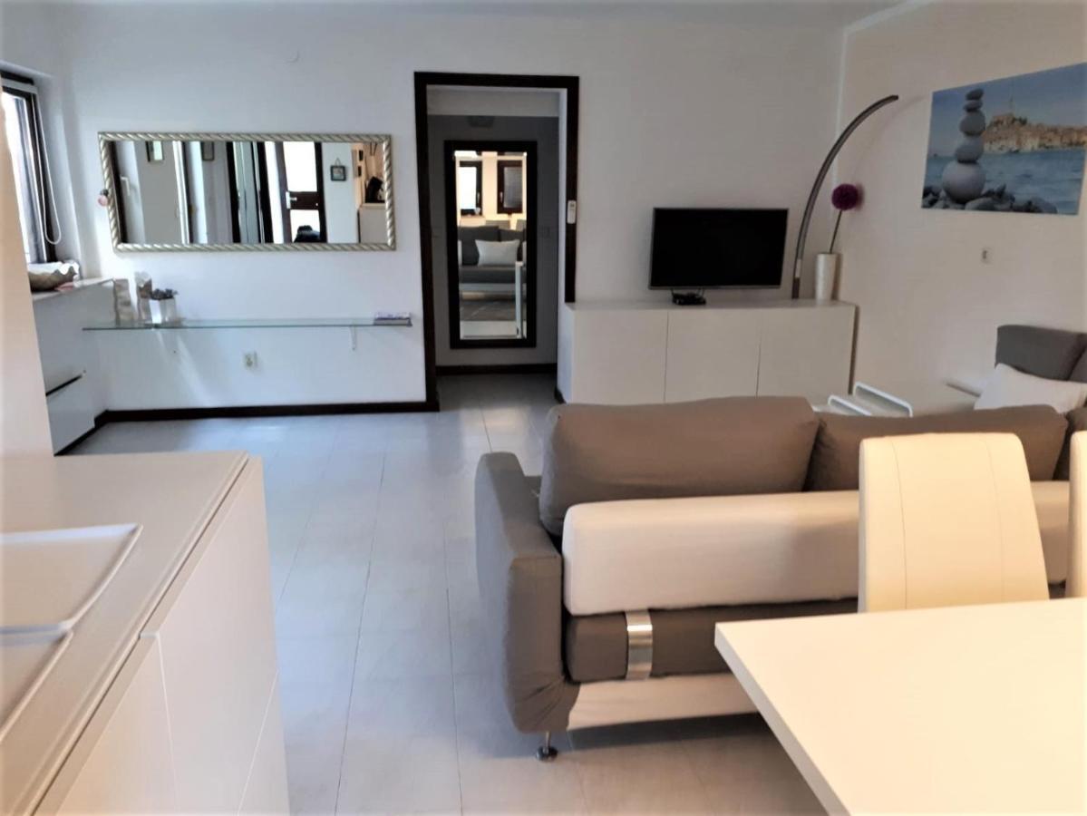 Apartmen Relax 200 M T Beach Apartment Rovinj Exterior photo